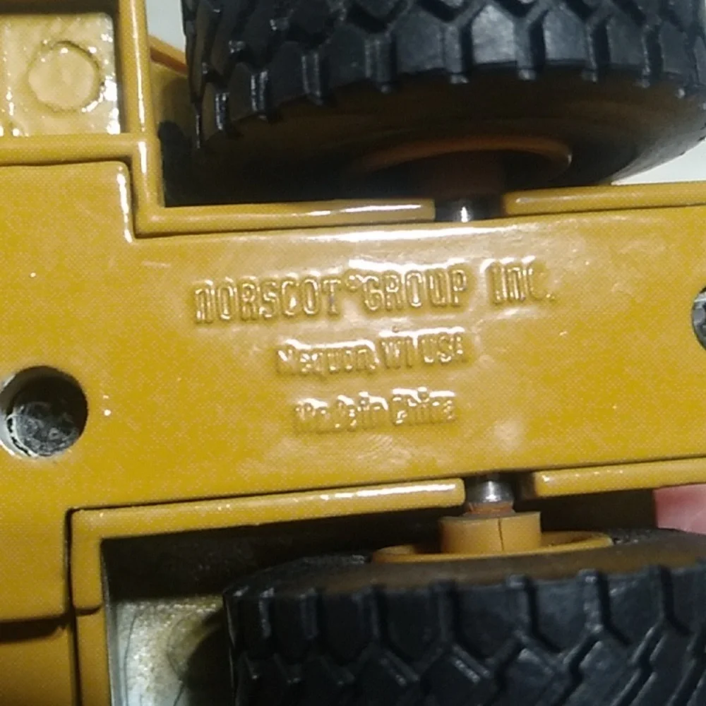 (X-96) CAT Caterpillar 611 Die Cast Scraper & Hard Plastic Crane 02 Bundle